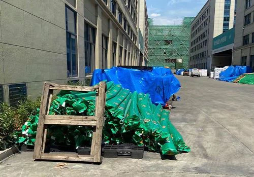 Um grande número de válvulas de esfera de latão estão sendo embaladas